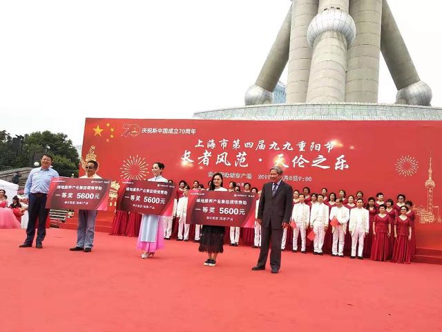 4（领队尚舒作为代表登台领奖）.png