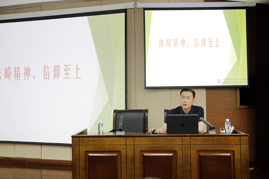 上海市徐汇区业余大学副校长邢波作“身边人、身边事之情牵西藏教育”主题报告.jpg