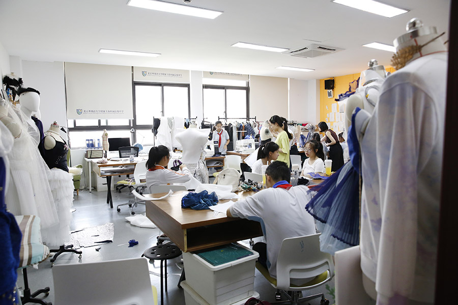 参观北外田园中学的十大文创工作室.JPG