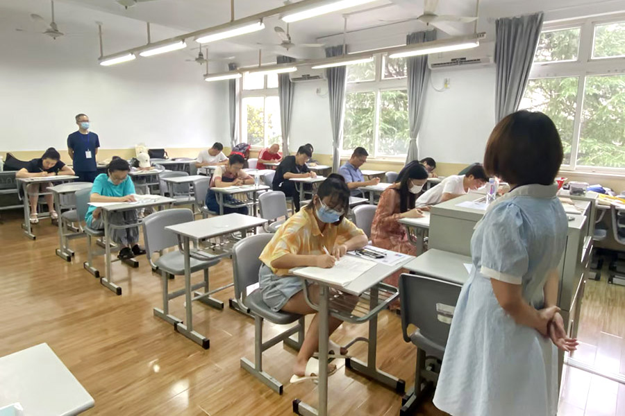 考场内监考情况.jpg