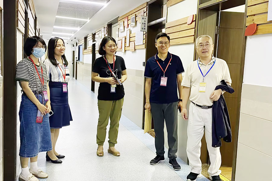 上海开放大学副校长王伯军巡视徐汇考点.jpg