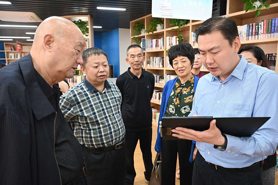 邢波演示数字化阅读设备.jpg
