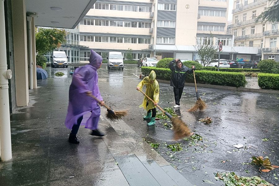 6.台风减弱后清理杂物.jpg