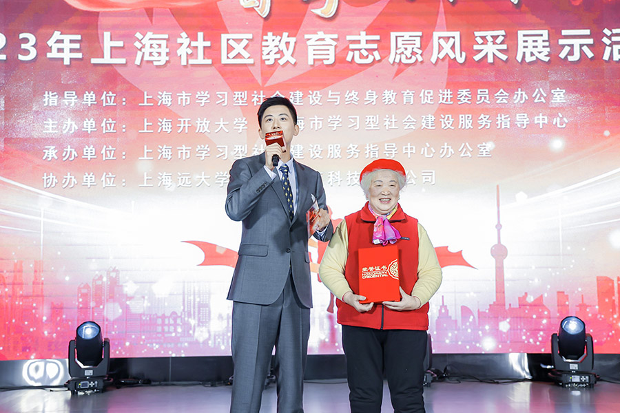 陈伟如老师，作为最美志愿者代表上台接受采访 .JPG